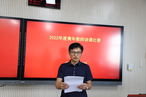 9888拉斯维加斯副书记兼副院长王家武介绍评委和参赛教师.JPG
